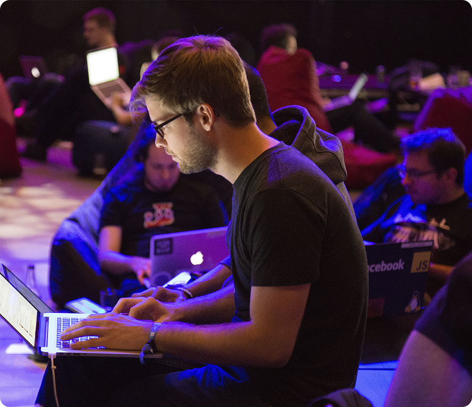 Estudantes de programação em evento com seus notebooks